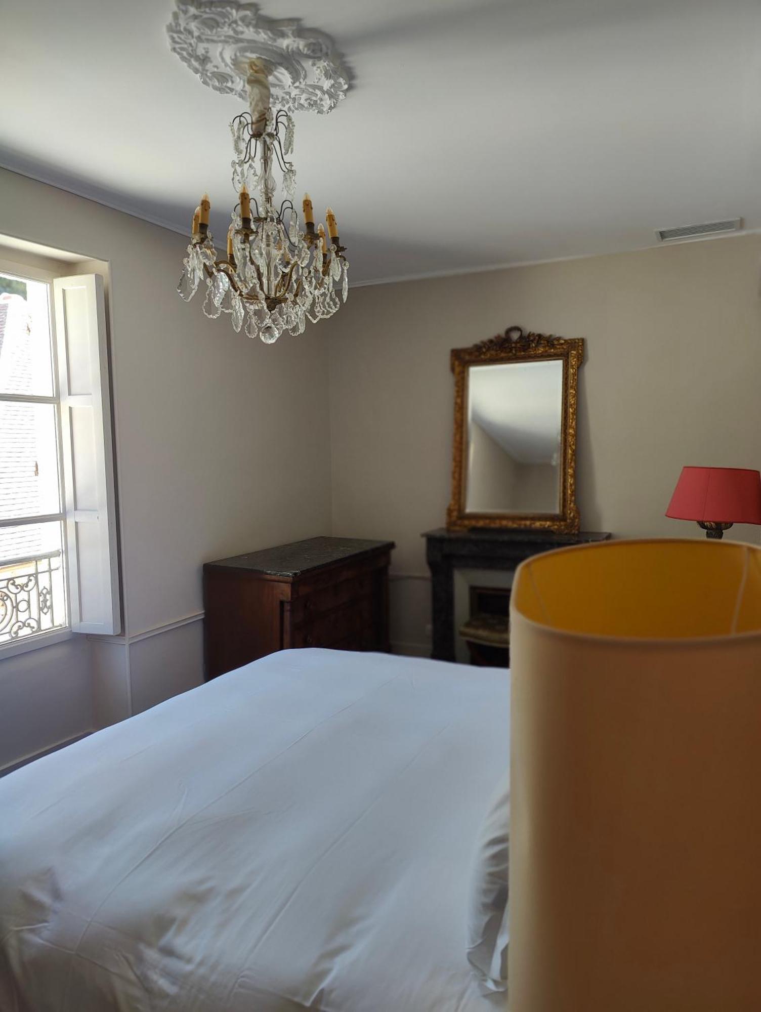 Le Chateau Du Sollier - Charme Et Confort A 5mn Du Peage Appart hôtel *