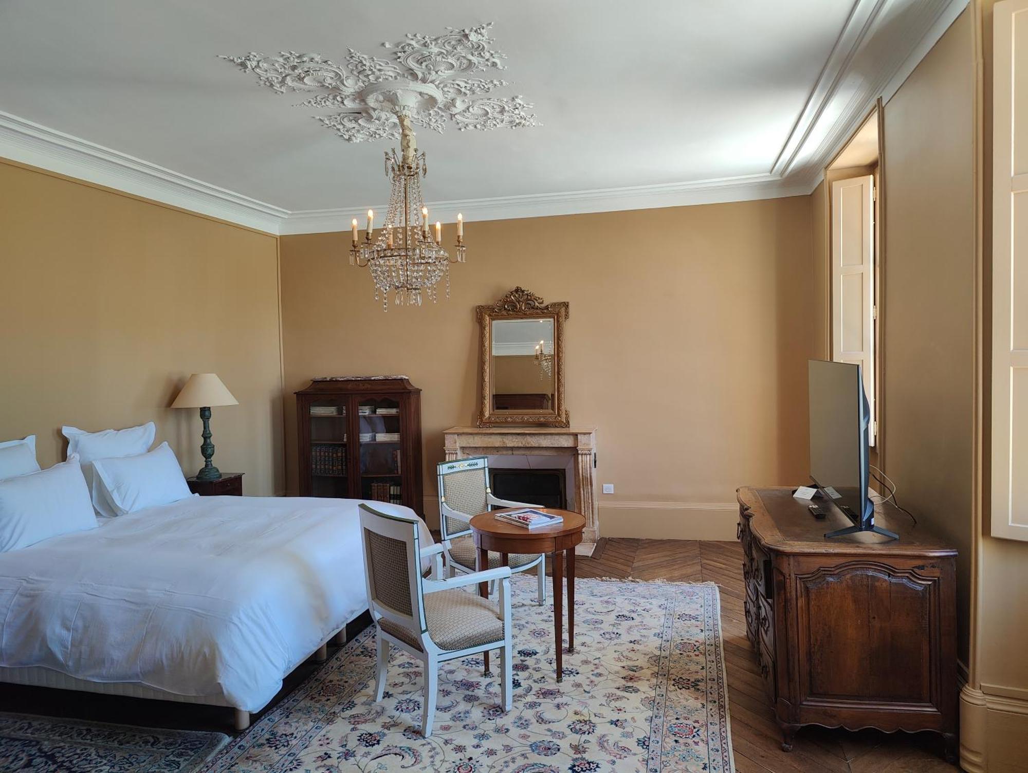 Le Chateau Du Sollier - Charme Et Confort A 5mn Du Peage Appart hôtel *