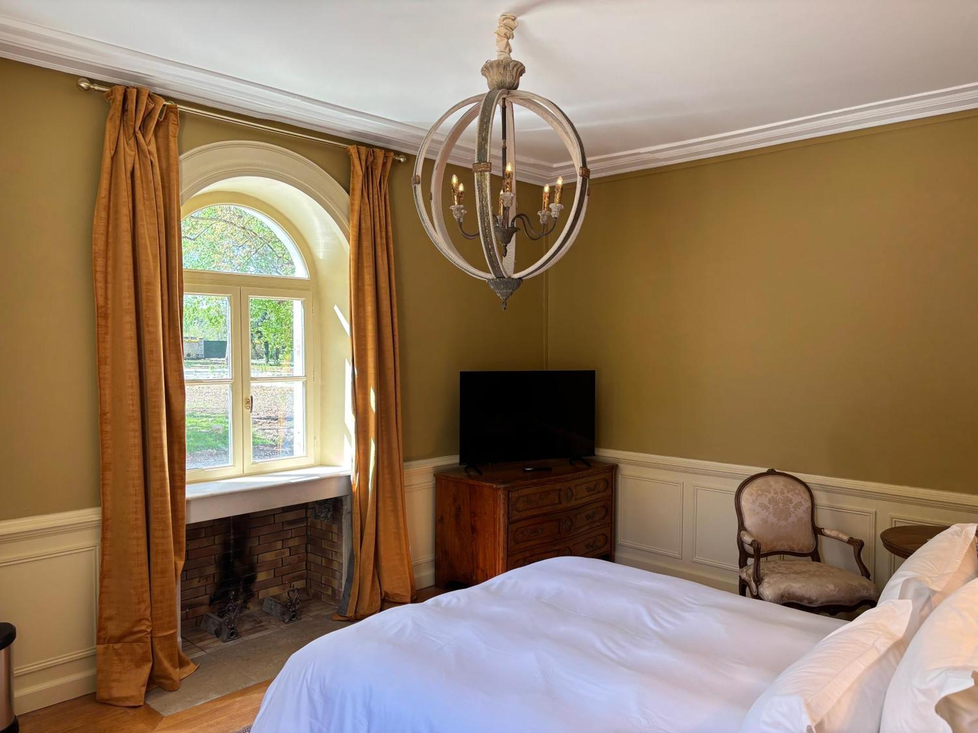 Le Chateau Du Sollier - Charme Et Confort A 5mn Du Peage Appart hôtel *