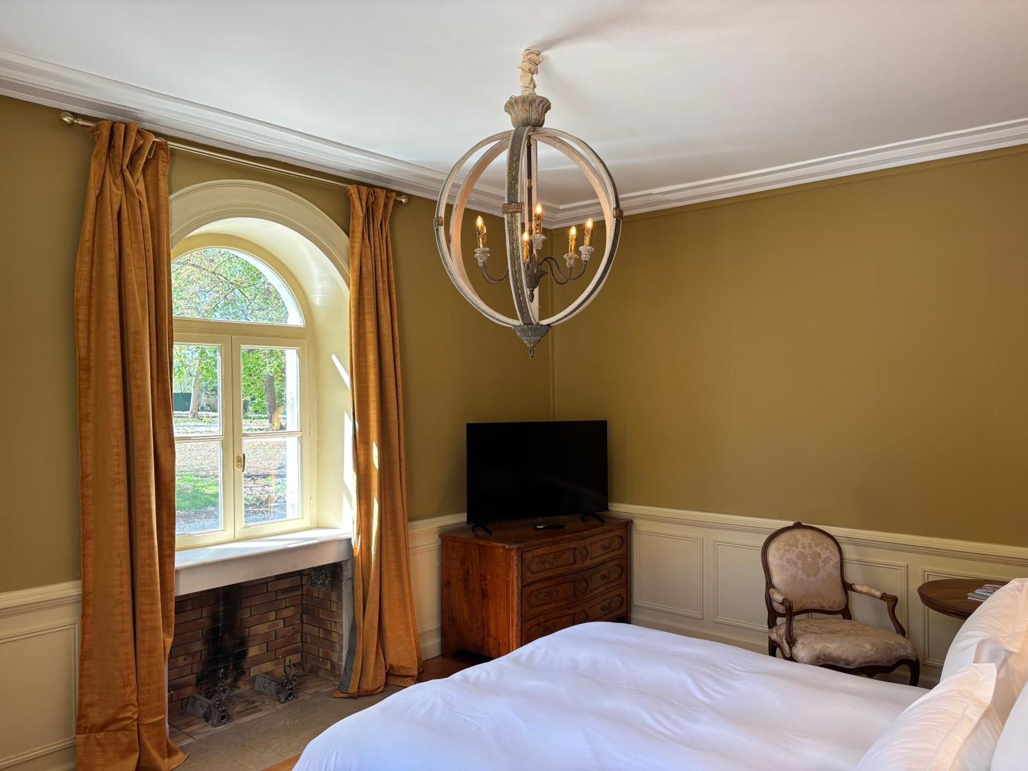 Le Chateau Du Sollier - Charme Et Confort A 5mn Du Peage Appart hôtel